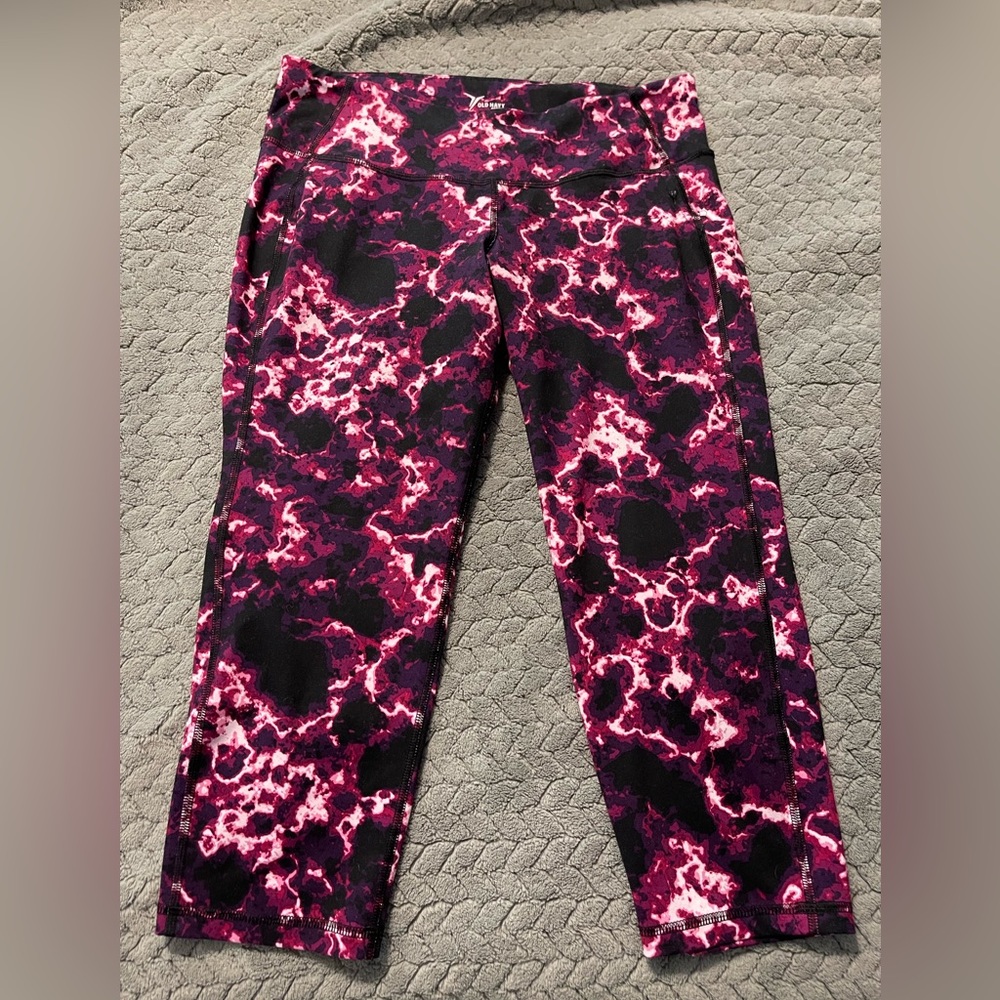 Old Navy Purple & White Marble Capris. Size L. No Pockets.